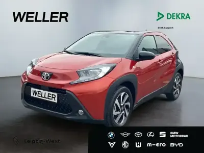 Gebraucht Toyota Aygo Team 72 PS (52 kW) 2024 Chili red / night sky black (rot) Kleinwagen