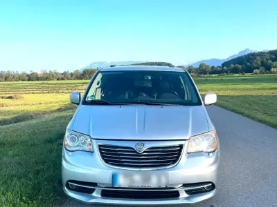 Usata Lancia Voyager Gold 163 CV (119 kW) 2012 Argento Monovolume