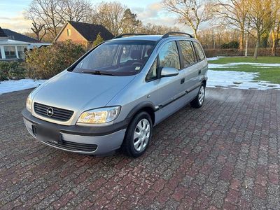 Grau Gebraucht 2001 Opel Zafira Van / Kleinbus | 2.200 € (Etwas zu teuer)