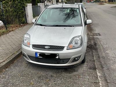 Gebraucht Ford Fiesta 75 PS (55 kW) 2007 Silber Kleinwagen