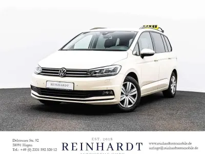 Gebraucht VW Touran Trendline 150 PS (110 kW) 2023 Hellelfenbein Van / Kleinbus