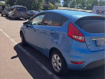Gebraucht Ford Fiesta 98 PS (72 kW) 2010 Blau Limousine