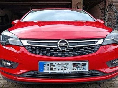 Używany Opel Astra Innovation 150 KM (110 kW) 2015 Czerwony Sedan/Limuzyna