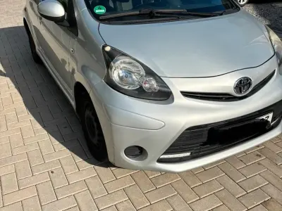 Second-hand Toyota Aygo 68 CP (50 kW) 2013 Argintiu Hatchback