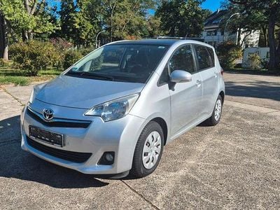 Silber Gebraucht 2012 Toyota Verso-S Cool Van / Kleinbus | 7.900 € (Fairer Preis)