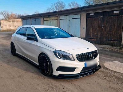 Gebraucht Mercedes A180 183 PS (134 kW) 2012 Weiß Kleinwagen