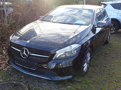 Gebraucht Mercedes A180 122 PS (89 kW) 2015 Kosmosschwarz  metalliclack Limousine