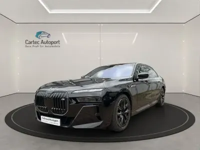 Gebraucht BMW M760e Executive 571 PS (419 kW) 2023 Schwarz (black sapphire metallic) Limousine
