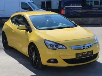 Gebraucht Opel Astra GTC Edition 179 PS (131 kW) 2011 Sunny yellow (uni) Coupé