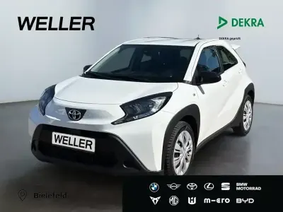 Gebraucht Toyota Aygo Play 72 PS (52 kW) 2023 Super (pure) white ii (weiss) Kleinwagen