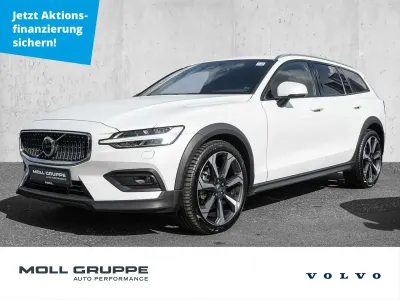 Gebraucht Volvo V60 CC Plus 197 PS (144 kW) 2024 Crystal white pearl / metallic Kombi