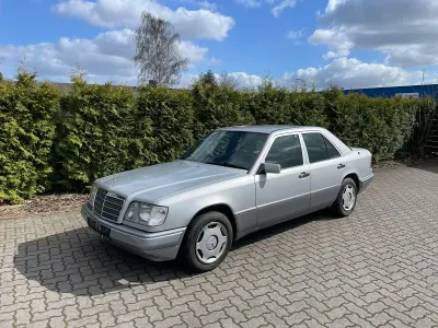 Gebraucht Mercedes E220 150 PS (110 kW) 1995 Silber Limousine
