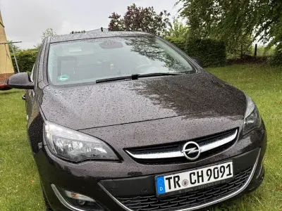 Używany Opel Astra 110 KM (80 kW) 2015 Czarny Sedan/Limuzyna