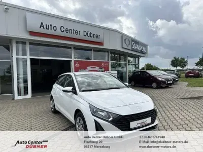 Gebraucht Hyundai i20 Comfort 84 PS (61 kW) 2024 Atlas white / sol Kleinwagen