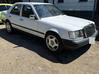 Gebraucht Mercedes E260 160 PS (117 kW) 1987 Weiß Limousine