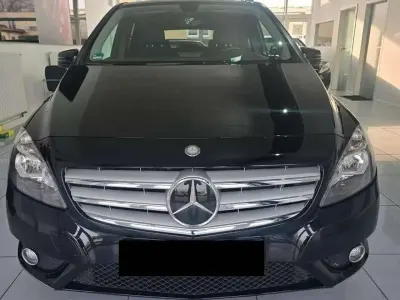 Gebraucht Mercedes B180 122 PS (89 kW) 2013 Schwarz Kleinwagen