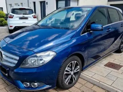 Gebraucht Mercedes B180 109 PS (80 kW) 2012 Blau Kleinwagen