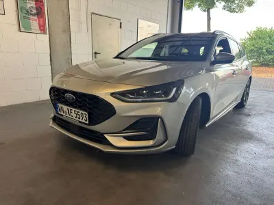Gebraucht Ford Focus ST-Line 155 PS (114 kW) 2024 Polarsilber metallic Kombi