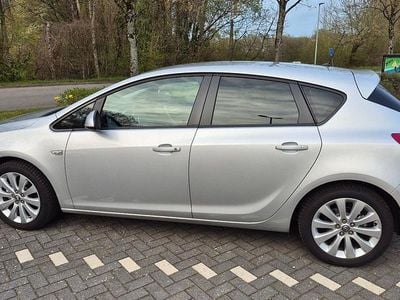 Gebraucht Opel Astra 140 PS (102 kW) 2011 Silber Kleinwagen
