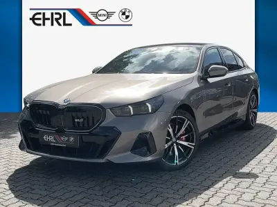 Neu BMW 550e M Sport 489 PS (359 kW) 2026 Silber Limousine