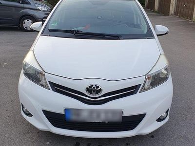 Usado Toyota Yaris 69 HP (50 kW) 2013 Branco Citadino