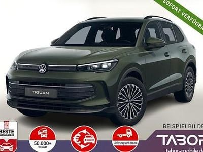 Grün (cipressinogrün metallic) Neu 2025 VW Tiguan Comfortline SUV | 40.988 € (Superpreis)