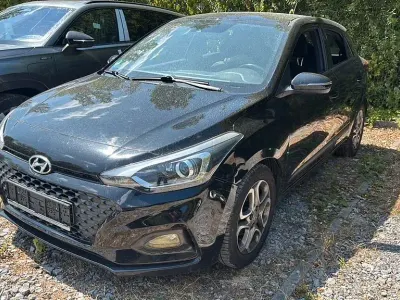 Gebraucht Hyundai i20 Pure 84 PS (61 kW) 2019 Schwarz Kleinwagen