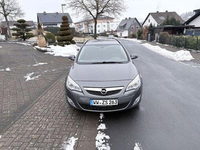 Gebraucht Opel Astra Edition 140 PS (102 kW) 2012 Grau Kombi