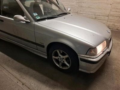 Gebraucht BMW 323 95 PS (69 kW) 1998 Silber Limousine