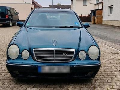 Usata Mercedes E240 170 CV (125 kW) 2000 Verde Berlina