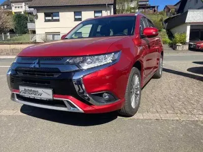 Używany Mitsubishi Outlander P-HEV Basis 135 KM (99 kW) 2018 Czerwony SUV