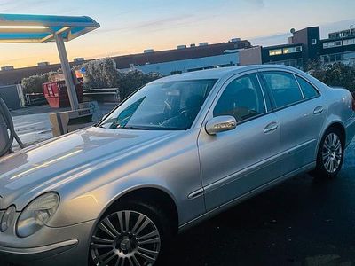 Grau Gebraucht 2005 Mercedes E200 Classic Limousine | 3.650 €