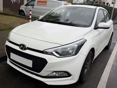 Gebraucht Hyundai i20 Trend 84 PS (61 kW) 2017 Weiß Limousine