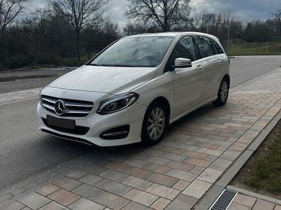 Gebraucht Mercedes B200 136 PS (100 kW) 2015 Weiß Van / Kleinbus