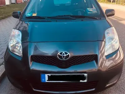 Gebraucht Toyota Yaris 69 PS (50 kW) 2009 Grau Kleinwagen