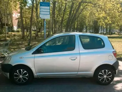 Usata Toyota Yaris 68 CV (50 kW) 2002 Argento Utilitaria