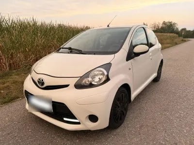 Gebraucht Toyota Aygo Cool 68 PS (50 kW) 2013 Weiß Kleinwagen
