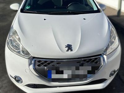 Gebraucht Peugeot 208 Active 68 PS (50 kW) 2013 Weiß Kleinwagen