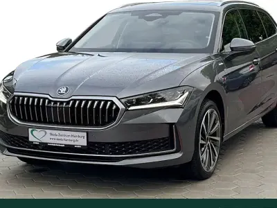 Neu Skoda Superb LAURIN & KLEMENT 204 PS (150 kW) 2026 Grau Kombi