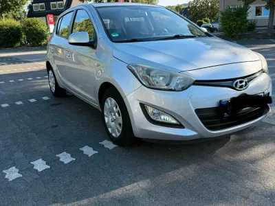 Gebraucht Hyundai i20 86 PS (63 kW) 2012 Silber Kleinwagen