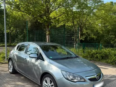 Gebraucht Opel Astra 140 PS (102 kW) 2011 Silber Limousine
