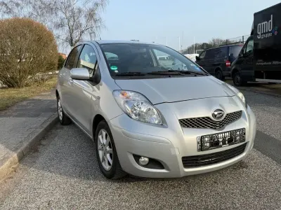Gebraucht Daihatsu Charade 99 PS (72 kW) 2012 Silber Limousine