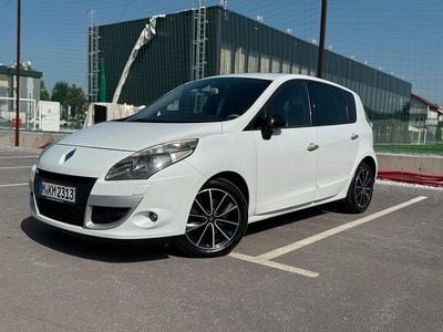 Weiß Gebraucht 2011 Renault Scénic III Luxe Van / Kleinbus | 4.600 €