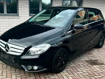 Gebraucht Mercedes B180 122 PS (89 kW) 2012 Schwarz Kleinwagen