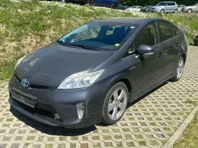 Begagnad Toyota Prius Life 99 HK (72 kW) 2013 Grå Sedan
