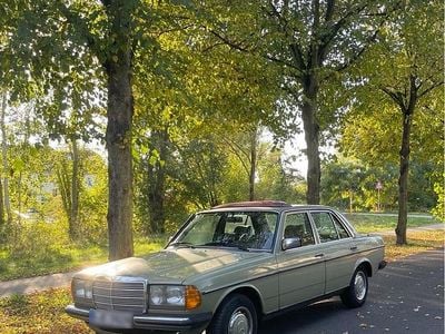 Second-hand Mercedes E230 136 CP (100 kW) 1981 Verde Berlinǎ