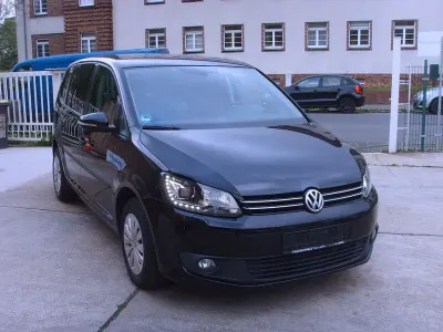 Gebraucht VW Touran Trendline 105 PS (77 kW) 2015 Schwarz Van / Kleinbus