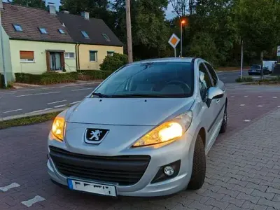 Gebraucht Peugeot 207 Filou 73 PS (53 kW) 2011 Silber Limousine