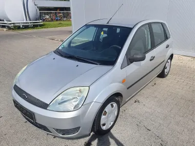 Używany Ford Fiesta 60 KM (44 kW) 2005 Srebrny Hatchback
