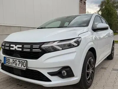 Używany Dacia Sandero Expression 91 KM (66 kW) 2023 Biały Sedan/Limuzyna